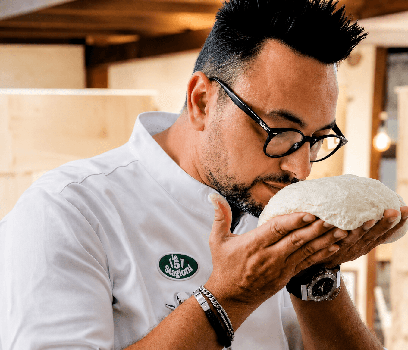 Giuseppe D'Angelo osserva e annusa un impasto appena formato