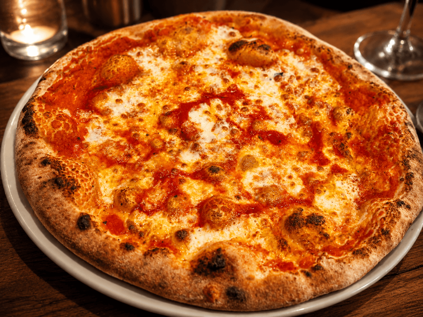 Pizza TERA con pomodoro e fiordilatte appena uscita dal forno
