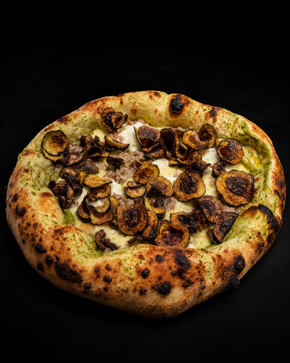 Pizza Bedda Matri di Timilia: crema di zucchine, ricotta fresca, salsiccia, tuma e chips di zucchine fritte