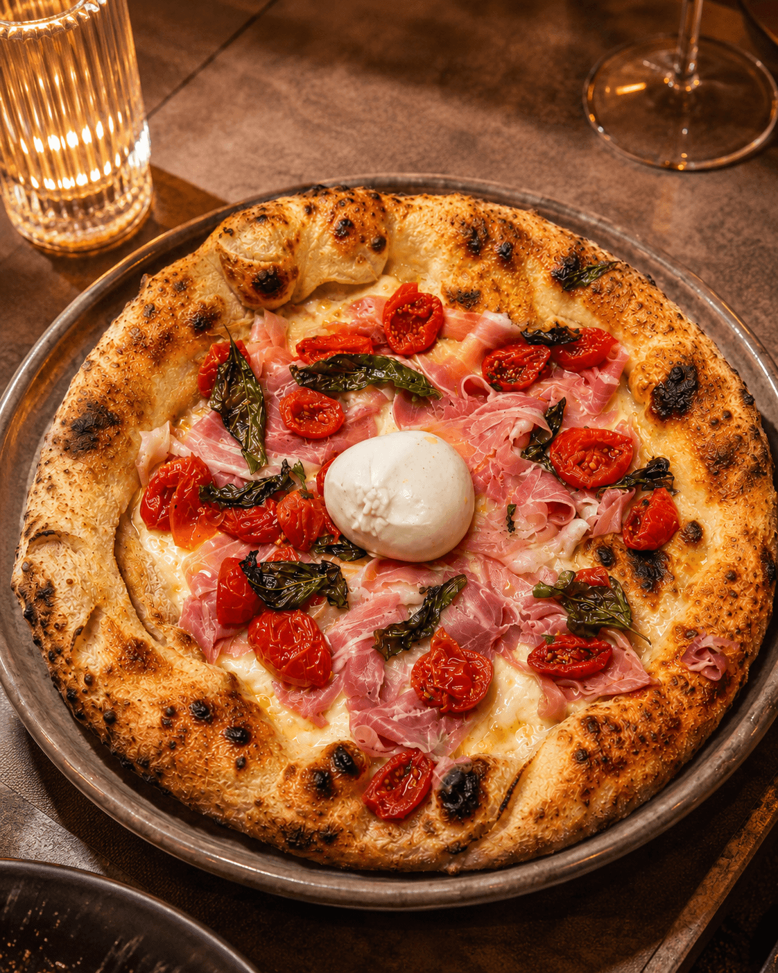 Pizza Camurria di Timilia: fiordilatte belmontese e, in uscita, prosciutto crudo 30 mesi, burrata, pomodorini confit, basilico cristallizzato e miele di acacia