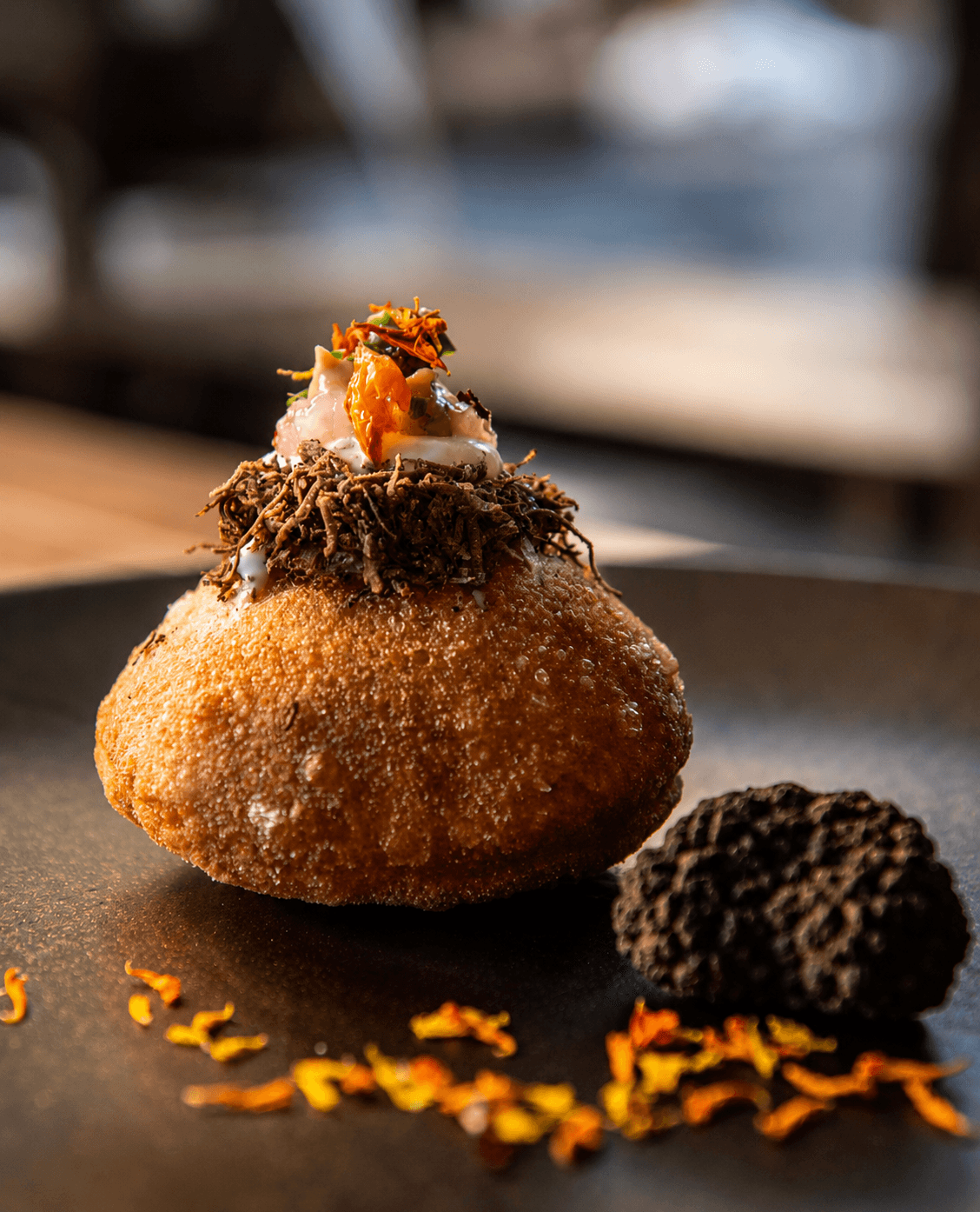 Piccolo lievitato fritto con tartufo e fiori: la qualità non dipende dalla dimensione